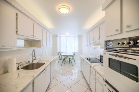 Condo in Hollywood, Florida, 2 bedrooms  № 1699233 - photo 11