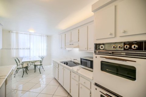 Condo in Hollywood, Florida, 2 bedrooms  № 1699233 - photo 7