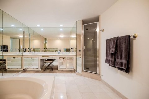 Condo in Hollywood, Florida, 2 bedrooms  № 1699233 - photo 23
