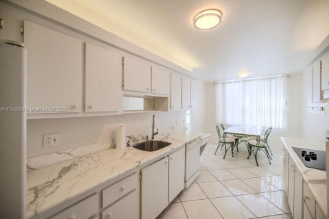 Condo in Hollywood, Florida, 2 bedrooms  № 1699233 - photo 10