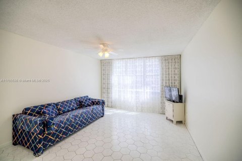 Condo in Hollywood, Florida, 2 bedrooms  № 1699233 - photo 27