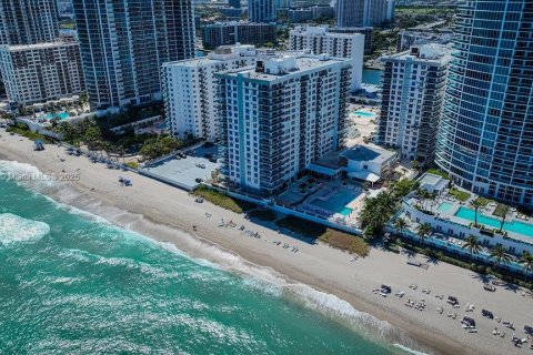 Condo in Hollywood, Florida, 2 bedrooms  № 1699233 - photo 3