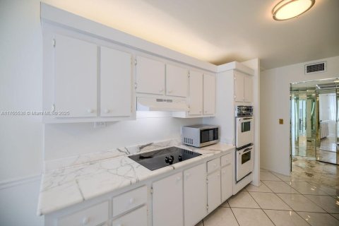 Condo in Hollywood, Florida, 2 bedrooms  № 1699233 - photo 8