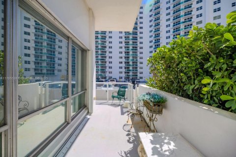 Condo in Hollywood, Florida, 2 bedrooms  № 1699233 - photo 30