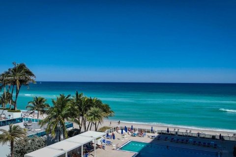 Condo in Hollywood, Florida, 2 bedrooms  № 1699233 - photo 1