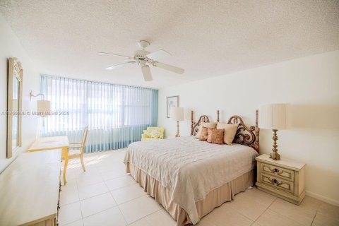 Condo in Hollywood, Florida, 2 bedrooms  № 1699233 - photo 18