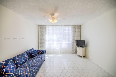 Condo in Hollywood, Florida, 2 bedrooms  № 1699233 - photo 25