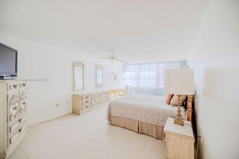 Condo in Hollywood, Florida, 2 bedrooms  № 1699233 - photo 20