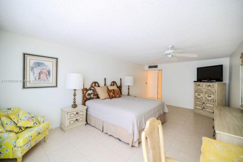 Condo in Hollywood, Florida, 2 bedrooms  № 1699233 - photo 19