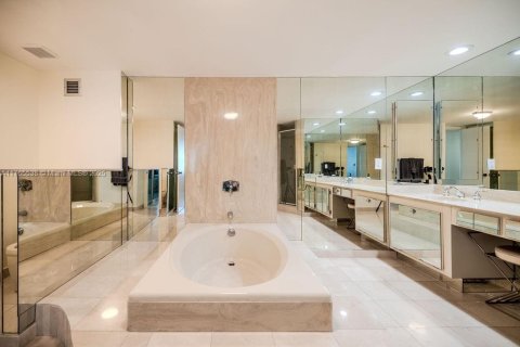 Condo in Hollywood, Florida, 2 bedrooms  № 1699233 - photo 22