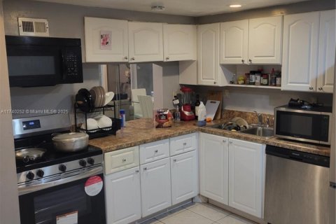 Townhouse in Lauderhill, Florida 3 bedrooms, 145.86 sq.m. № 1865323 - photo 8