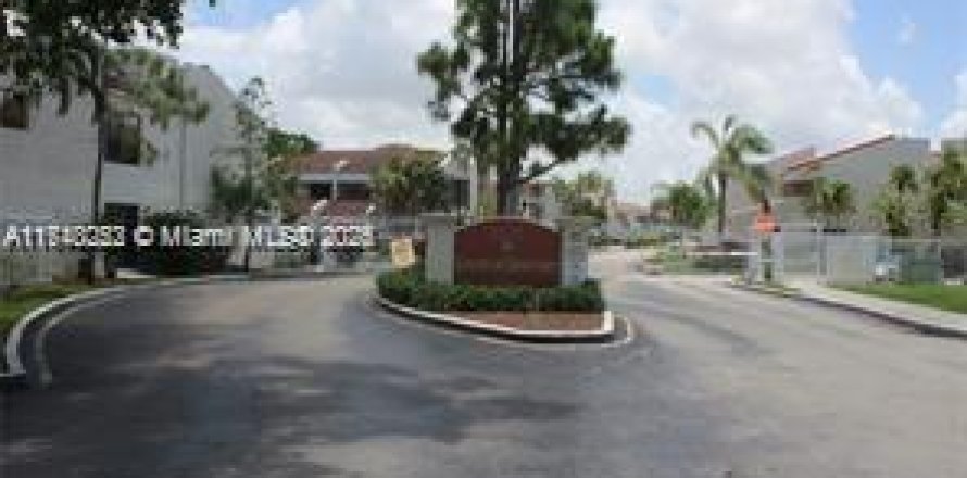 Townhouse in Lauderhill, Florida 3 bedrooms, 145.86 sq.m. № 1865323
