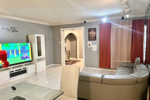 Townhouse in Lauderhill, Florida 3 bedrooms, 145.86 sq.m. № 1865323 - photo 17