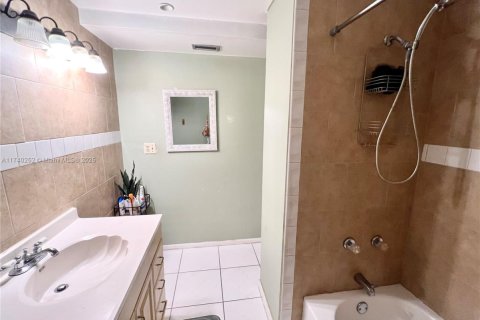 Townhouse in Lauderhill, Florida 3 bedrooms, 145.86 sq.m. № 1865323 - photo 27