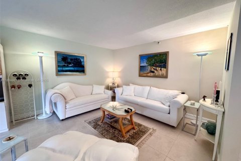 Condominio en alquiler en Miami Beach, Florida, 2 dormitorios, 131.46 m2 № 2012908 - foto 4