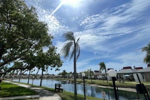 Condo in Holiday, Florida, 2 bedrooms № 2233822 - photo 4