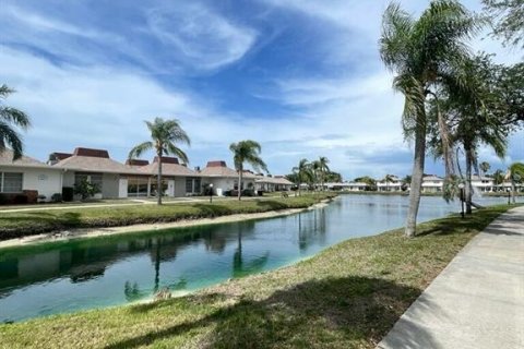 Condo in Holiday, Florida, 2 bedrooms № 2233822 - photo 5