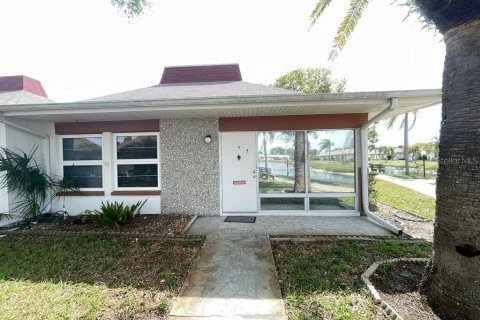 Condo in Holiday, Florida, 2 bedrooms № 2233822 - photo 2