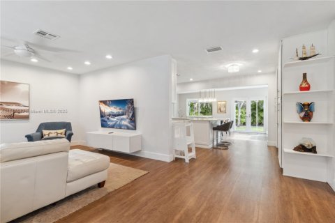 House in Palmetto Bay, Florida 3 bedrooms, 151.71 sq.m. № 1848310 - photo 1