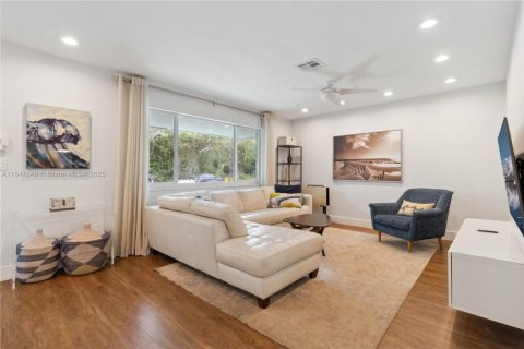 House in Palmetto Bay, Florida 3 bedrooms, 151.71 sq.m. № 1848310 - photo 2