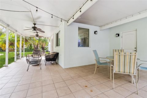 House in Palmetto Bay, Florida 3 bedrooms, 151.71 sq.m. № 1848310 - photo 9