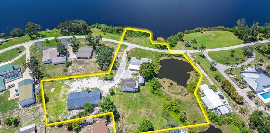 Villa ou maison à Ruskin, Floride 11 chambres, 657.19 m2 № 2426950