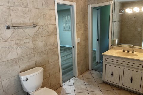 Villa ou maison à louer à Pinecrest, Floride: 5 chambres, 396.69 m2 № 1948163 - photo 13