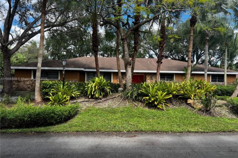 Villa ou maison à louer à Pinecrest, Floride: 5 chambres, 396.69 m2 № 1948163 - photo 1