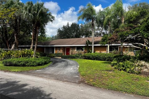 Villa ou maison à louer à Pinecrest, Floride: 5 chambres, 396.69 m2 № 1948163 - photo 2