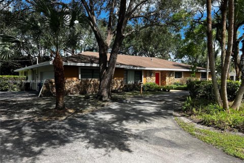 Villa ou maison à louer à Pinecrest, Floride: 5 chambres, 396.69 m2 № 1948163 - photo 3