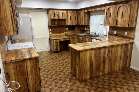 Villa ou maison à louer à Pinecrest, Floride: 5 chambres, 396.69 m2 № 1948163 - photo 4