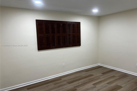 Villa ou maison à louer à Pinecrest, Floride: 5 chambres, 396.69 m2 № 1948163 - photo 7