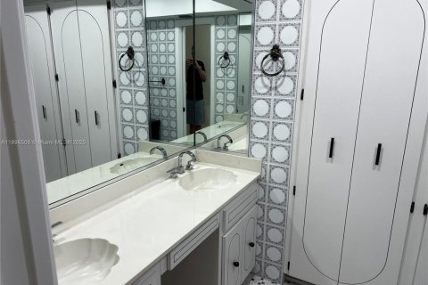 Villa ou maison à louer à Pinecrest, Floride: 5 chambres, 396.69 m2 № 1948163 - photo 17