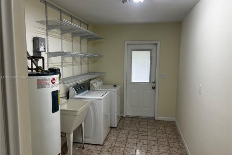 Villa ou maison à louer à Pinecrest, Floride: 5 chambres, 396.69 m2 № 1948163 - photo 21