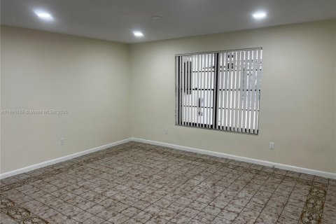 Villa ou maison à louer à Pinecrest, Floride: 5 chambres, 396.69 m2 № 1948163 - photo 10