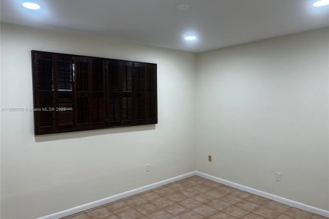 Villa ou maison à louer à Pinecrest, Floride: 5 chambres, 396.69 m2 № 1948163 - photo 9