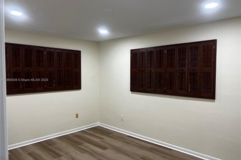 Villa ou maison à louer à Pinecrest, Floride: 5 chambres, 396.69 m2 № 1948163 - photo 8