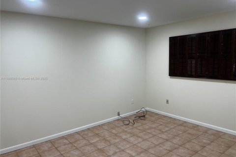 Villa ou maison à louer à Pinecrest, Floride: 5 chambres, 396.69 m2 № 1948163 - photo 6