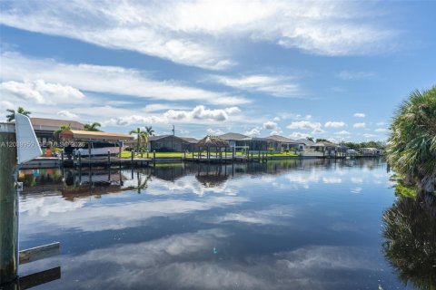 Villa ou maison à vendre à Cape Coral, Floride: 3 chambres, 130.53 m2 № 2089603 - photo 13