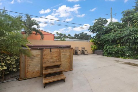 House in Saint Petersburg, Florida 3 bedrooms, 142.7 sq.m. № 1907514 - photo 28