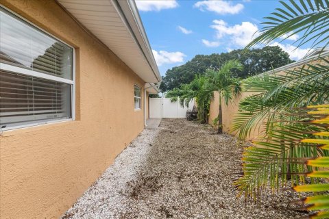 House in Saint Petersburg, Florida 3 bedrooms, 142.7 sq.m. № 1907514 - photo 30