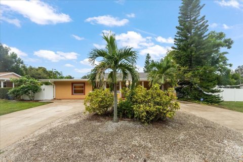 House in Saint Petersburg, Florida 3 bedrooms, 142.7 sq.m. № 1907514 - photo 5