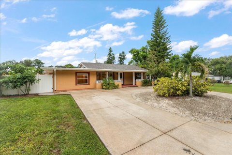 House in Saint Petersburg, Florida 3 bedrooms, 142.7 sq.m. № 1907514 - photo 4
