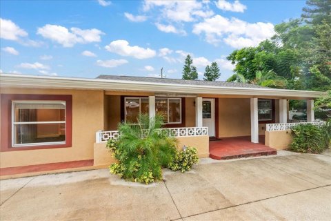 House in Saint Petersburg, Florida 3 bedrooms, 142.7 sq.m. № 1907514 - photo 1