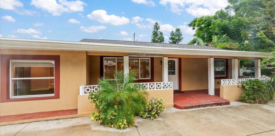 House in Saint Petersburg, Florida 3 bedrooms, 142.7 sq.m. № 1907514