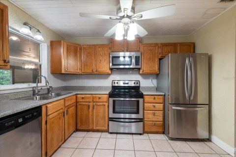 House in Saint Petersburg, Florida 3 bedrooms, 142.7 sq.m. № 1907514 - photo 15