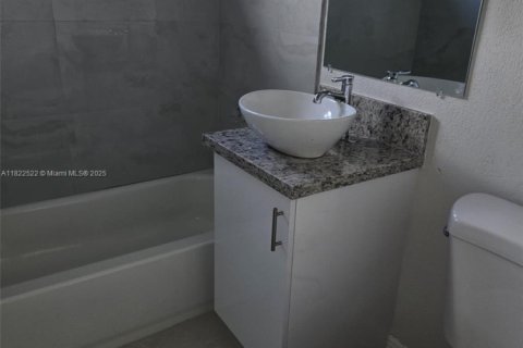 Casa en venta en Hialeah, Florida, 3 dormitorios, 101.64 m2 № 1785886 - foto 18