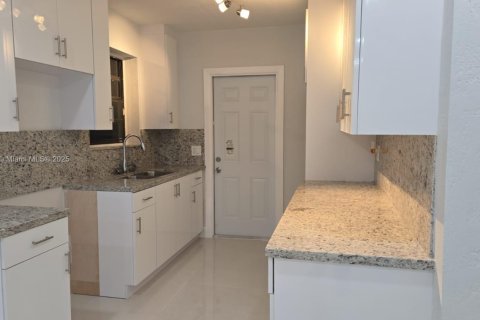 Casa en venta en Hialeah, Florida, 3 dormitorios, 101.64 m2 № 1785886 - foto 21