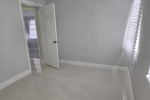 Casa en venta en Hialeah, Florida, 3 dormitorios, 101.64 m2 № 1785886 - foto 11