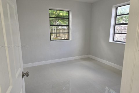 Casa en venta en Hialeah, Florida, 3 dormitorios, 101.64 m2 № 1785886 - foto 13